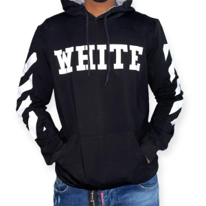 Off White Hoodie- Svart- Storlek M - Helt ny, högkvalitativ replika. Modellen är 175 cm lång och bär storlek S på bilden. Pris: 799 kr. Leverans: Skickas inom 24 timmar. Notera: Begränsat antal- först till kvarn 