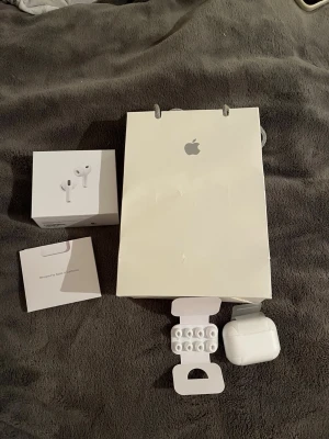 AirPods Pro 3 - Säljer ett par helt nya och oanvända AirPods Pro (3:e generationen) med aktiv brusreducering (ANC). De säljs då jag fick dem i present trots att jag redan äger ett par.  ✔ Oanvända ✔ Kvitto finns ✔ Komplett förpackning ✔ Kan skickas  Pris kan diskuteras vid snabb och smidig affär. Hör gärna av dig vid frågor eller om du vill ha fler bilder!