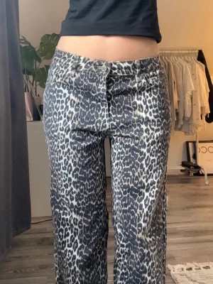 Leopardmönstrade raka jeans - Säljer ett par raka jeans med leopardmönster. Köptes på Ullared och står ingen storlek i dem, men passar mig som är 170cm o brukar ha storlek 36 i jeans