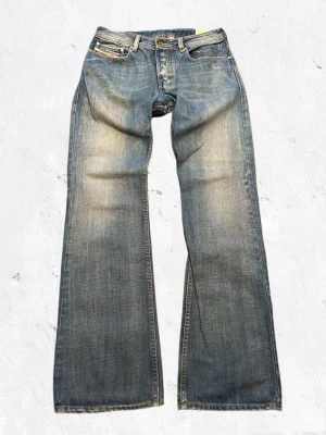 Blå bootcut jeans från Diesel -  Midja: 39 cm Längd: 106 cm Innerbenslängd: 84 cm Benöppning : 23 cm  NOTE!!!!!!!🚩🚩🚩🚩 Måtten kan variera +- 1 cm   Jag tar inga bilder med jeansen på eftersom att dom oftast inte passar mig!