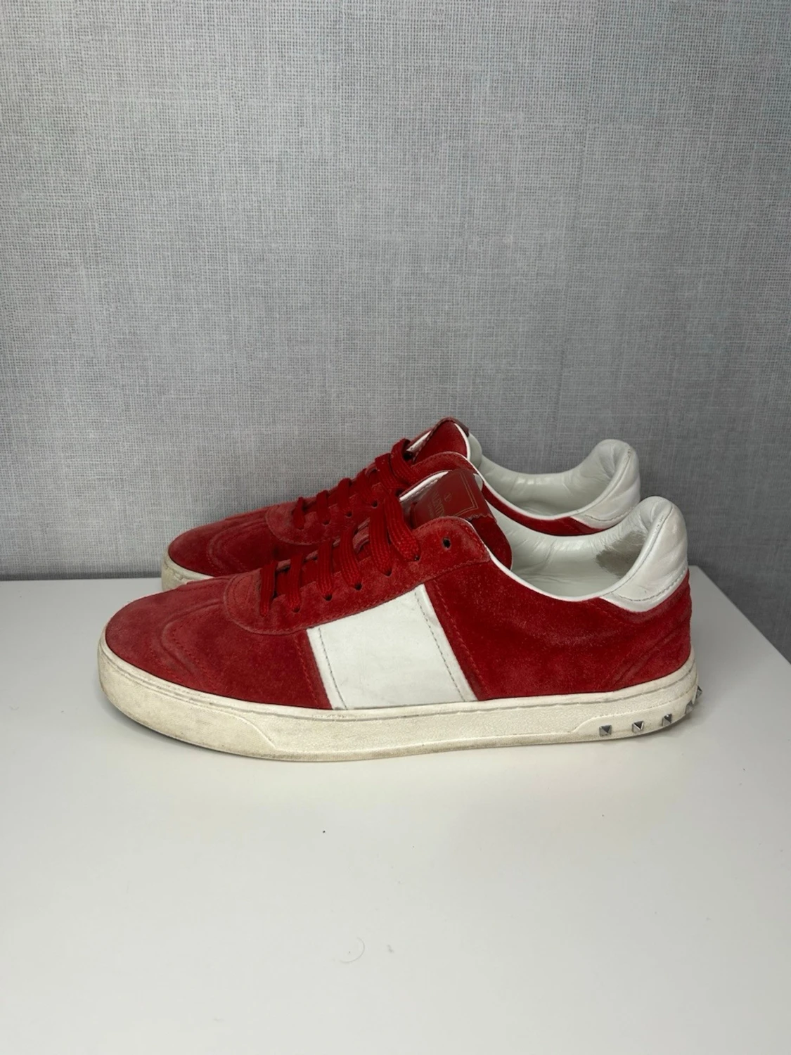 Röda och vita sneakers från Valentino - 1