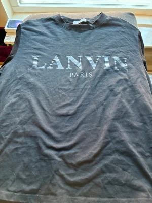 Lanvin Paris - Tjena, säljer denna riktigt schyssta Lanvin Paris tröjan, aldrig använd och i nytt skick. Storlek S. Vid frågor kom pm.