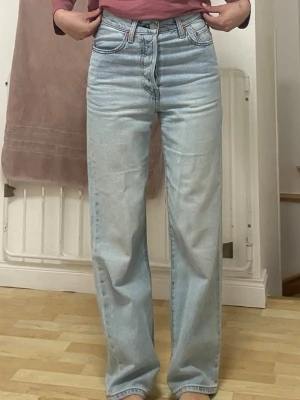 Jeans från Levis Ljusblåa  jeans med hög midja - .Säljer de populära högmidjade straight leg jeansen från Levis i storlek 34. Sjukt fin passform som framhäver kroppen. Använd ett fåtal gånger. Nypris 1500 kr