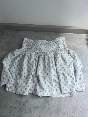 Kjol - Jättesött volangkjol från Gina tricot. Helt ny med prislapp