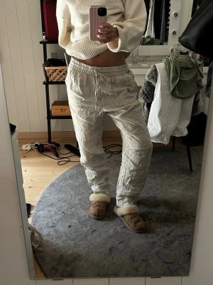 Randiga ”linnebyxor” - Säljer dessa randiga ”linnebyxor” i storlek M/L från H&M.  Använda endast 1 gång då de är för stora för mig.