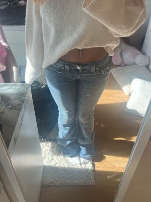 True religion jeans oanvända! - Säljer dessa as fina oanvända true religion jeans! Passar tyvärr inte mig är 161cm lång och är ganska långa på mig. W25 XS/S. Skriv vid frågor !