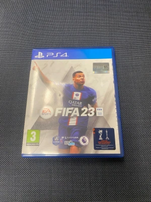 FIFA 23 till PS4 - Säljer FIFA 23 till PlayStation 4. Spelet kommer i ett blått plastfodral med omslagsbild på en fotbollsspelare i blå matchtröja. Inuti finns skivan och ett häfte med bilder på spelare. Perfekt för dig som gillar fotbollsspel och vill spela med vänner.