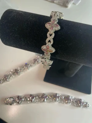Four leaf bracelet  - Fyrklöver diamantarmband i en elegant rosa nyans med gnistrande stenar. En tidlös och exklusiv accessoar som passar både till vardag och fest.  Finns i 18,5cm till 18cm Pris: 479 kr.  Skickas samma dag, fint paketerat. Endast ett fåtal kvar i lager. Hör av er vid mer frågor eller bilder 