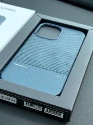 Blått Native Union mobilskal i läder IPhone 16 pro - nytt!  - Ge din iPhone 16 pro ett exklusivt utseende med ett mobilskal från Native Union Paris – ett varumärke känt för sin minimalistiska design, premiumkänsla och höga kvalitet.  Detta är ett stilrent (RE)Classic Case Magnetic i svart, tillverkat av växtbaserade material med en elegant kombination av texturer som ger både ett lyxigt utseende och ett säkert grepp.  Produktinformation,  * Helt nytt i originalförpackning * Passar iPhone 16 PRO - Blått  * MagSafe/Magnetisk kompatibilitet * Upp till 1,8 met
