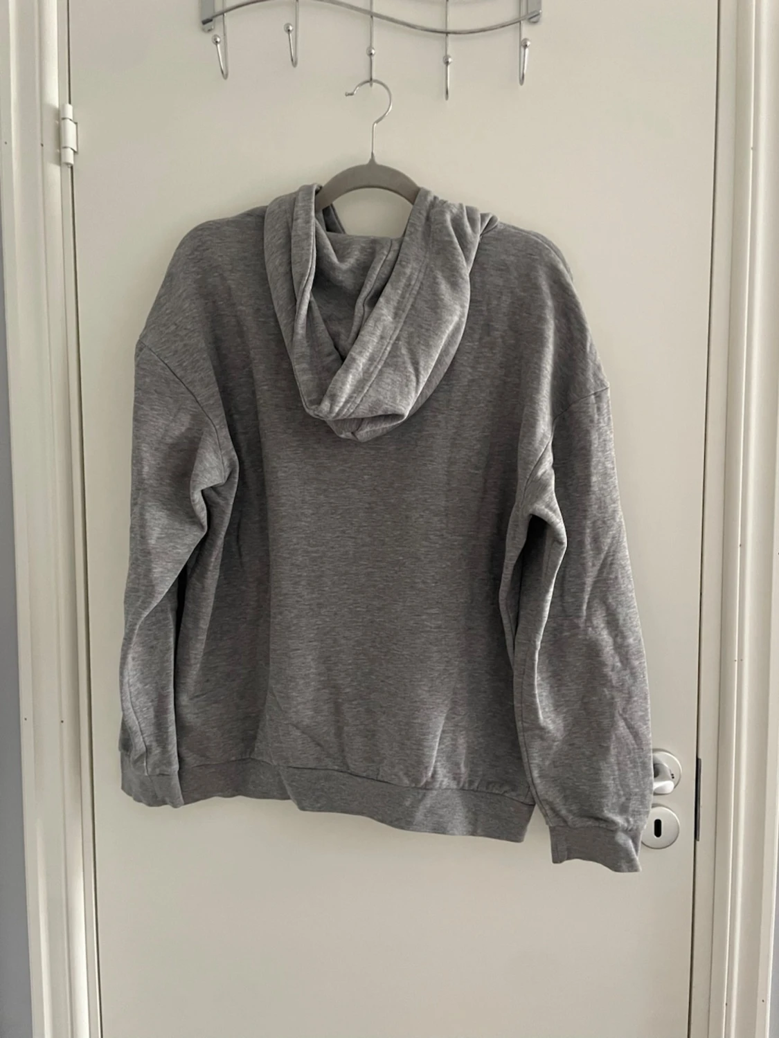 Grå basic hoodie med ficka - 1