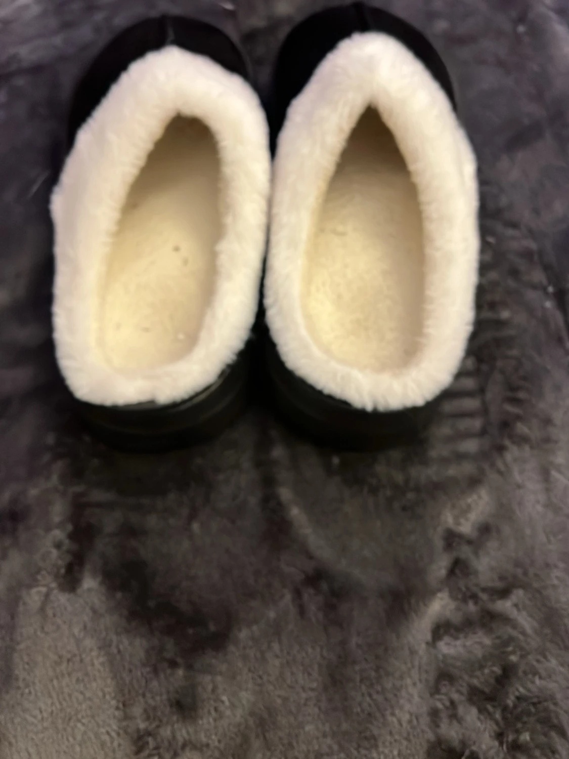 Svarta tofflor med vit päls - 2