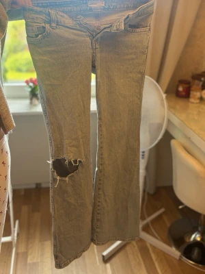 Jeans  - Jeans från ginatricot med ett hål på knät,storlek 34 