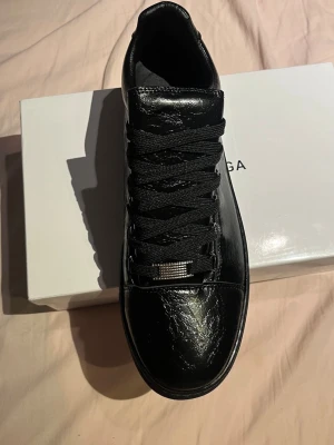 Balenciaga Arena - Säljer min Arenas nu för de har bara använts 1 gång tyvärr hoppas någon annan som köper de kan ge de lite mer kärlek, de är i underbart skick hör av er för fler bilder eller andra funderingar😀