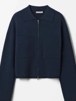 mörkblå cardigan  - mörkblå cardigan från åhléns i storlek s. använd fåtal gånger och i jättefint skick. säljer även en likadan i creme vit storlek xs. nypris 599. skriv vid intresse eller frågor 💕ge gärna prisförslag 