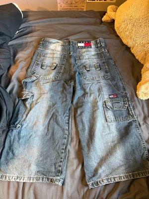Tommy Hilfiger Jorts - Coola jorts från Tommy Hilfiger. Säljer eftersom att de inte passar.