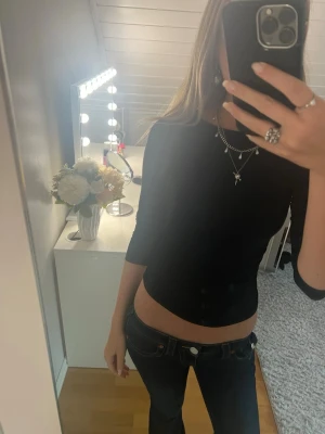 Svart LÅNGÄRMAD tröja - TRÖJAN HAR LÅNGA ÄRMAR MEN GLÖMDE DRA NER DOM! Toppen har en tight passform med detaljer på sidorna och är perfekt för dig som gillar en enkel men stilren look. Materialet känns mjukt och stretchigt, vilket gör den bekväm att bära. Passar snyggt till både jeans och kjol. 