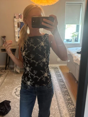Svart topp - Snygg svart ärmlös topp i svart o vitt mönster! Jätte fin och perfekt för en utekväll, använd 1 gång men passar inte min stil tyvärr💕köpt på Bikbok!