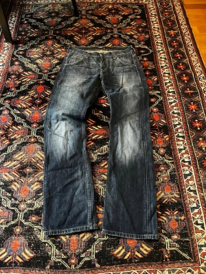 Lee flint jeans - Vardagliga snygga jeans från Lee i straight passform men vid benöppning. Passar dig som är länge, runt 190.