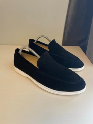 Loafers  - Tja säljer ett par svarta  loafers. Storlek 42. 26,5 cm. Tveka inte att höra av er vid minsta lilla fundering! 