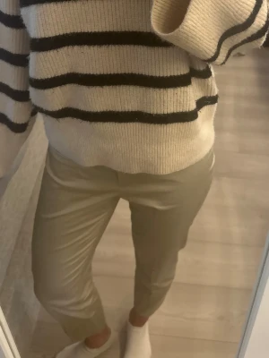Beiga chinos -  Chinos Dam, storlek 36. I mycket bra skick från HM 🤎