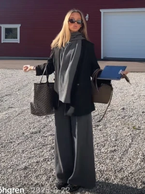 Superfint sett - Mitt älsklings sett ska nu på andra äventyr. Användt 2-3 gånger. Byxor och topp är i storlek S, inga tecken på användning alls🩶🩶
