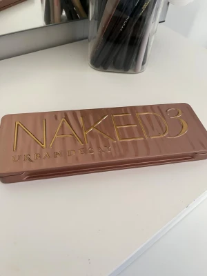Urban Decay - Ögonskuggspalette använd 1 gång. Ser fin och oanvänd ut med både borste och skyddsplast kvar på spegeln. Med jättefina och somriga färger. Nypris 700kr.