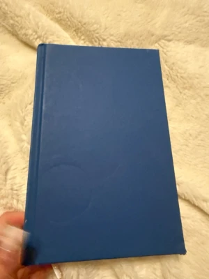 Your Name av Makoto Shinkai - Engelsk - En blå inbunden bok med titeln 'Your Name' av Makoto Shinkai. Boken har en stilren design med vit text på ryggen och är perfekt för dig som gillar romantisk och magisk skönlitteratur med japansk touch. (Själva pappret med bilden som satt runt är borta, men allt annat är hyfsat skick)