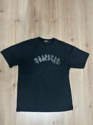 Svart Trapstar t-shirt med tryck - Mått kan skickas vid intresse! Öppen för frågor och byten! 