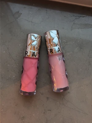 Sephora läppglans - Säljer dessa två Sephora läppglansen i färgerna 07 och 01! Använd fåtal gånger och har all produkt kvar. Hygieniska och har inga smittsamma mun besvär. Köper du så får du båda! Meddela gärna kring frågor eller funderingar och priset går som alltid att förhandla!