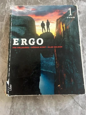 ERGO Fysik 1 kursbok - Kurslitteratur i fysik för gymnasiet, ERGO Fysik 1 av Jan Pålsgård, Göran Kvist och Klas Nilson. Boken har ett omslag med naturmotiv i mörka färger och siluetter av två personer mot en solnedgång. Utgiven av Liber.