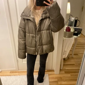 Hm jacka  - Populär jacka som jag använda förra året!!❤️ älskar älskar!! Storlek S men passar mig som xs också 