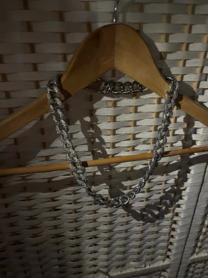 Silverfärgat kedjehalsband stainless steel - Säljer ett chunky halsband i silverfärg med grova, glittrande länkar. Halsbandet har en klassisk kedjedesign och ger en riktigt cool statement-look. Perfekt för dig som vill sticka ut och addera lite extra bling till din outfit.