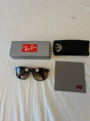 Rayban boyfriend - Säljer nu mina raybands som är i nyskick ingen repa eller liknande. Allt ingår som box putsduk mm. Pris går att diskutera vid snabb affär. MVH
