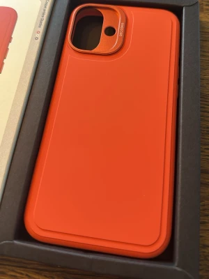 Rött mobilskal Decoded iPhone 16 Plus - MagSafe - Snyggt rött mobilskal från Decoded till iPhone 16 Plus. Skalet är tillverkat i ett tåligt material med en stilren matt finish och har MagSafe-kompatibilitet. Insidan har en mjuk yta och utskärning för kamera och knappar. Perfekt för dig som vill ha både skydd och stil.
