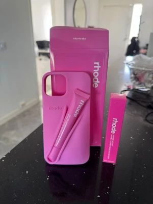 Rhode skal + lipgloss - Passar iphone 13/14/15 pro max. Lipglossen är helt oanvänd