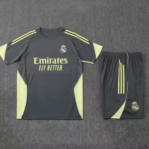 Real Madrid träningsset svart/gul - Helt ny träningsset från Real Madrid. Kan skicka fler bilder vid intresse, pris går att diskutera. Storlek M/S.