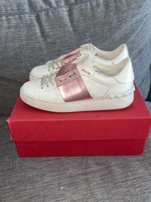 Valentino - Snygga Valentino Garavani Open sneakers I storlek 37,5. De är I bra skick och låda följer med. Hör av dig vid frågor😊
