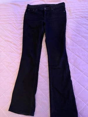 Svarta bootcut jeans från ZARA - Svarta bootcut jeans från ZARA med låg midja i storlek 36