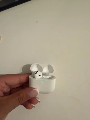 Vita trådlösa in-ear hörlurar - Säljer ett par vita trådlösa in-ear hörlurar med laddningsetui. Hörlurarna har en stilren och kompakt design med mjuka silikonproppar och laddas via USB-C. Perfekta för musik, poddar och samtal på språng.
