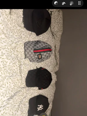 Fyra kepsar med olika designer - Säljer 4 kepsar som jag inte använder längre