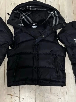 Burberry jacka/väst - Använd några gånger. Bra skick säljer pga av ej användning av jackan.
