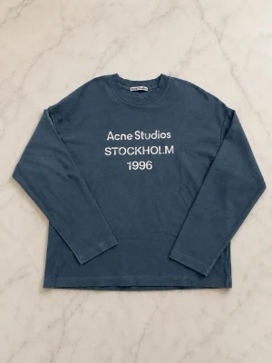 Navy Acne Studios longsleeve - Helt ny navy acne studios longsleeve i storlek M, passformen är mer oversized än vanliga märken. Köpt från acne studios hemsida, kvitto finns. Hojta till om du har några frågor!