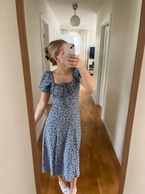 Sommarklänning  - Jätte fin blommig sommarklänning, med slits. Fin att ha off-shoulder också! Köpt för längesen men använd fåtal gånger (max 3) så fortfarande mycket bra skick. (Inte stretchig), dragkedja på ryggen.   