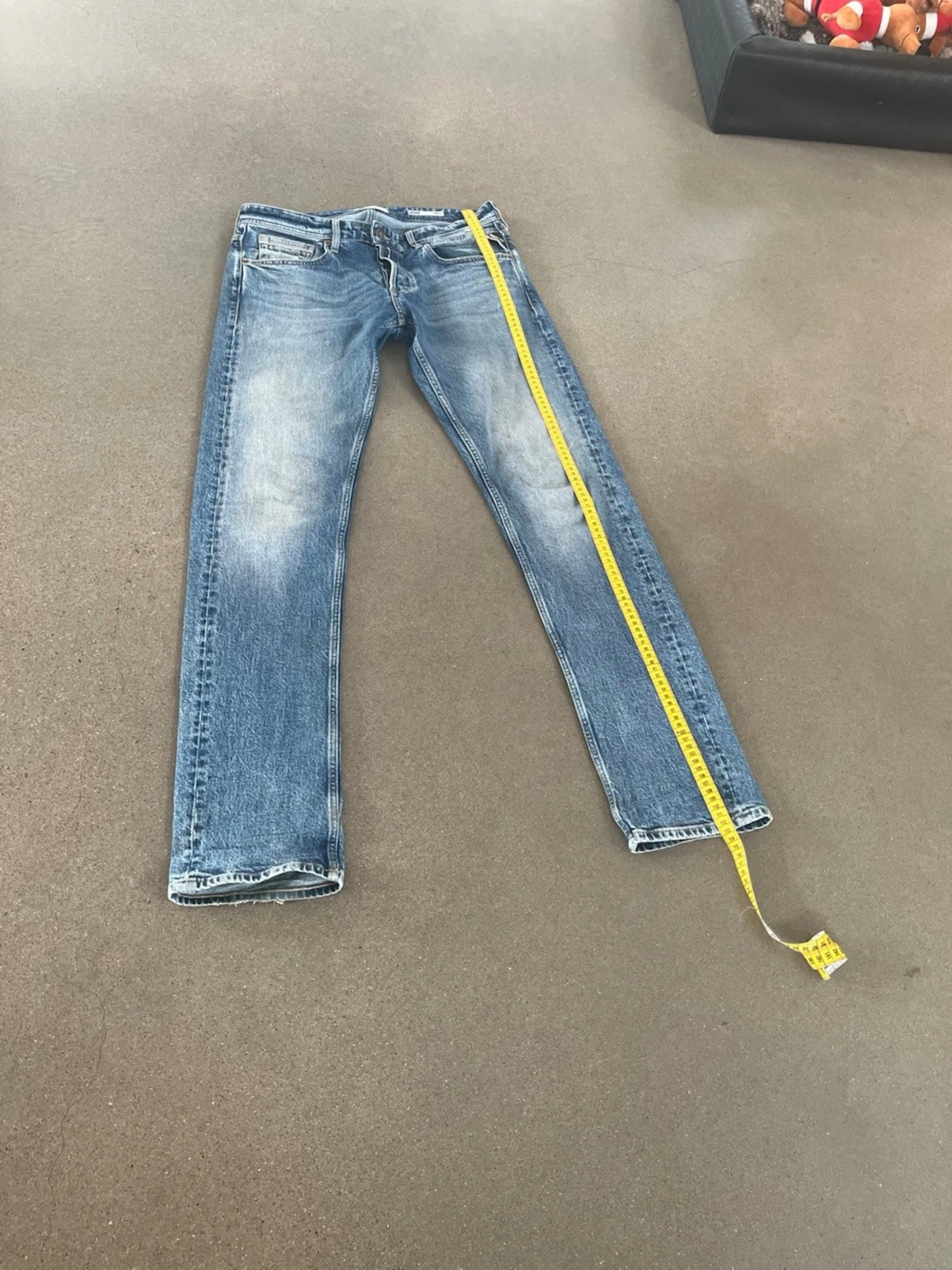 Blå raka jeans med slitningar - 4