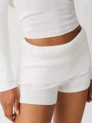 Mörkblå ribbade  shorts - Säljer dessa populära shorts väldigt eftertraktade och svåra få tag på. Köpte på Vinted men jag själv har aldrig använt dom. Skicka gärna prisförslag💙💙OBS! Säljer i marinblå och inte vita