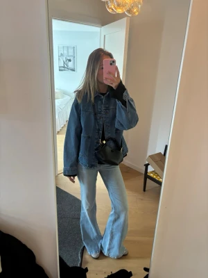 Oversized blå jeansjacka - Säljer en oversized blå jeansjacka från Noisy may, perfekt nu till sommaren! Nypris 599kr💕