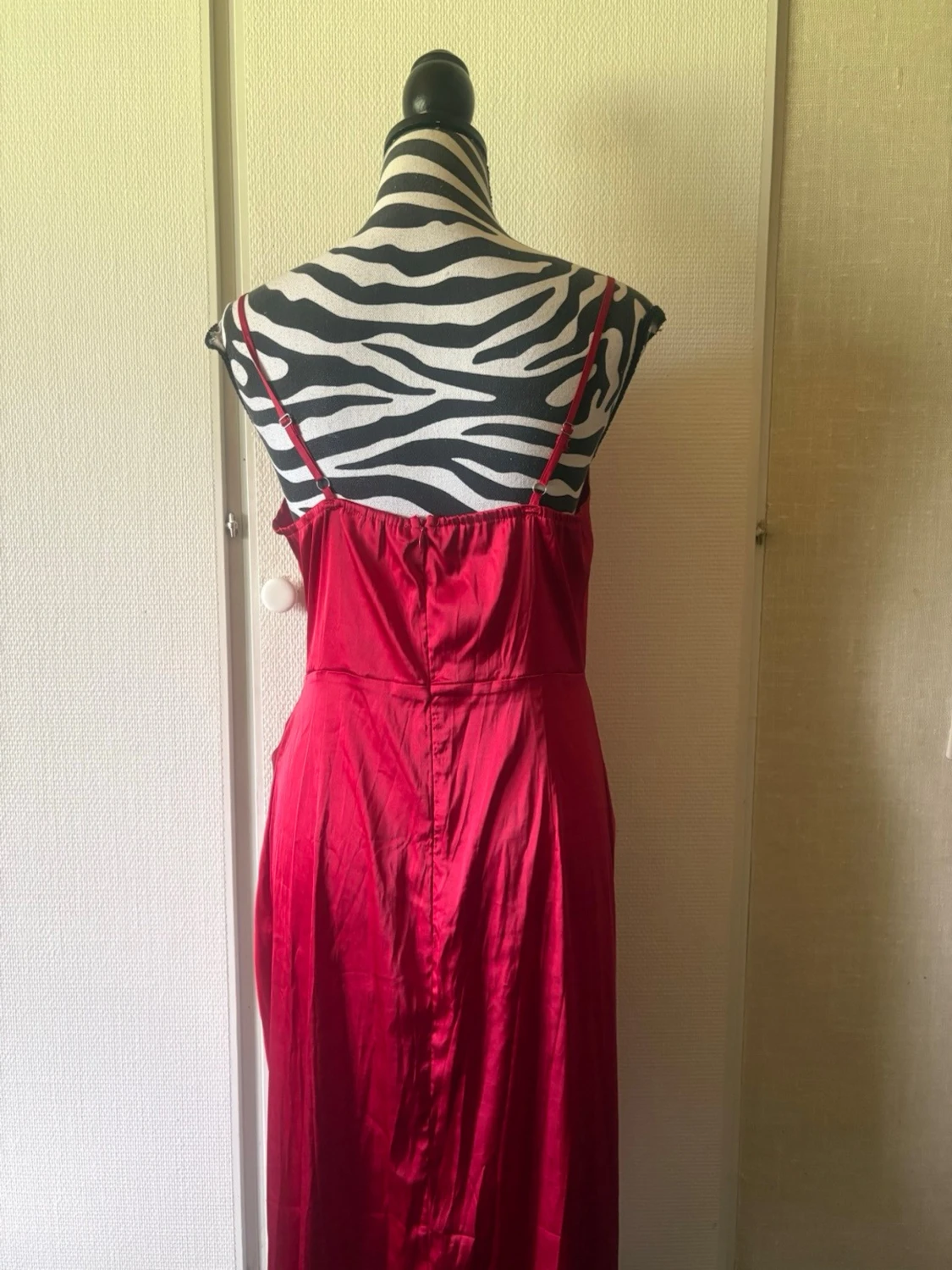 Röd långklänning i satin med drapering - 1