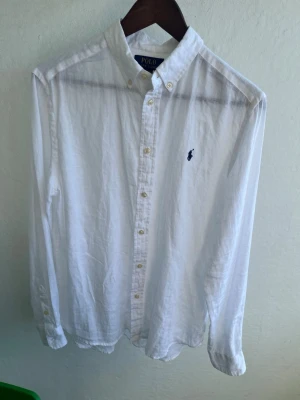 Ralph Lauren Linné skjorta  - Tja; säljer nu denna extremt sällsynta och tvär fet Ralph Lauren Linné skjorta i mycket fint skick med inga defekter! Är XL junior fast passar som S! Denna passar perfekt nu inför sommar! Hör av er vid fler frågor🤝