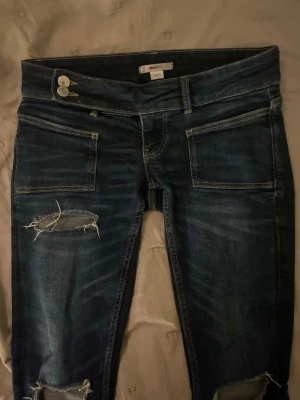 Ginatricot jeans💞💞😊 - Säljer mina jättefina ginatricot jeans, dom e low waist och i regular length. Innerbenslängd: 77cm midjemått: 70cm