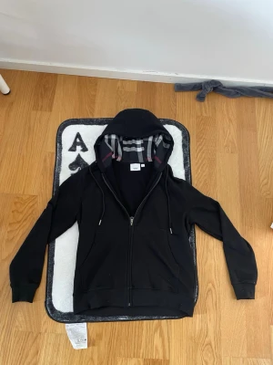 F4ke!!!!Svart burberry zip KOLLA BESKRIVNING!!!! - F4ke svart burberry zip. Andvänd 1-4 gånger. Säljer den för att den är lite förstor. Skicka gärna och fråga!!!!